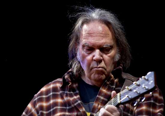 Neil Young ecologista: il suo ultimo disco è un attacco frontale alle multinazionali